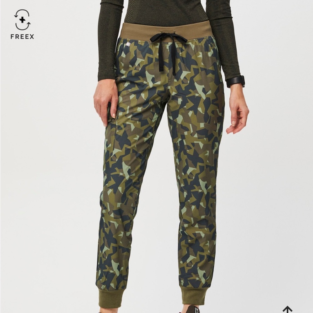 Zamora freex lined jogger in martini olive camo NWT